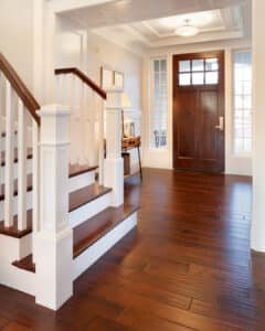 Interior de una casa con suelos de madera y escaleras.