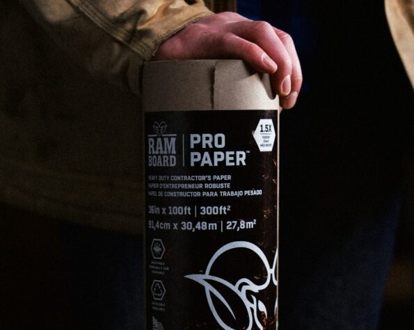 hand omhoog houden ram board professioneel papier