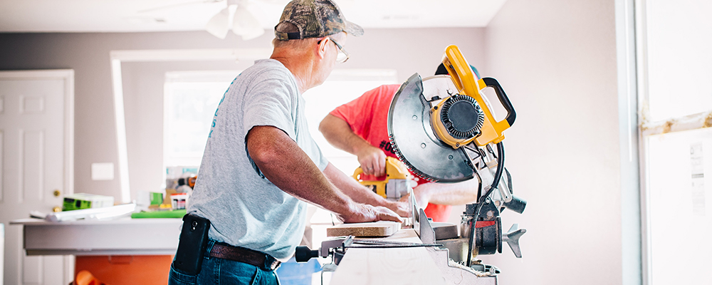 Homme avec scie sur un projet de bricolage