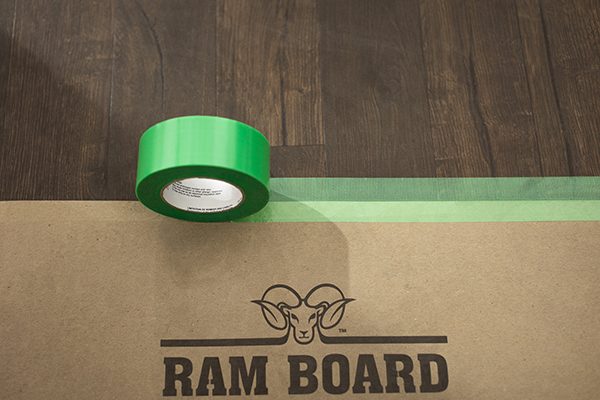 Ram-Board wird auf einen Boden geklebt
