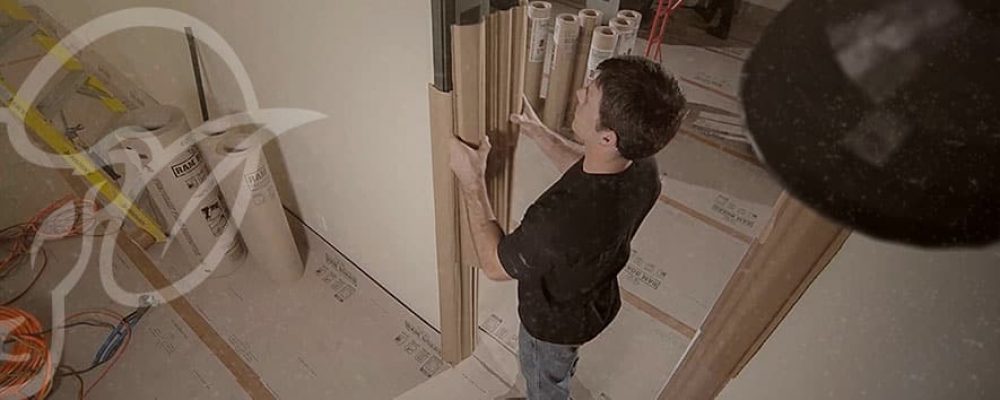Uomo che installa la protezione del telaio della porta in cartone da Ram Board